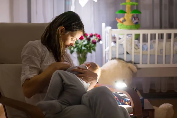 Fiatal gyönyörű anya, szoptatás újszülött fiú az ni — Stock Fotó