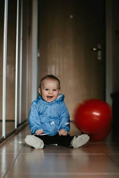 Förtjusande baby pojke, småbarn kid, sitter i ingången hemma, — Stockfoto