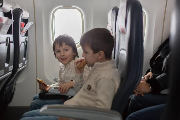 Двое детей, едят бутерброды на борту в арикрафте, путешествуют — стоковое фото