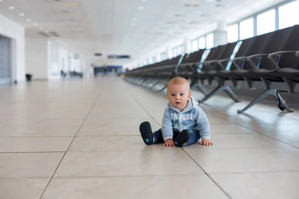 Niño pequeño, niño pequeño, jugando en el aeropuerto, mientras espera — Foto de Stock