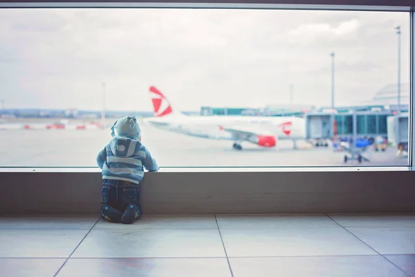 Kindje, babyjongen, spelen op de luchthaven, in afwachting van fo — Stockfoto