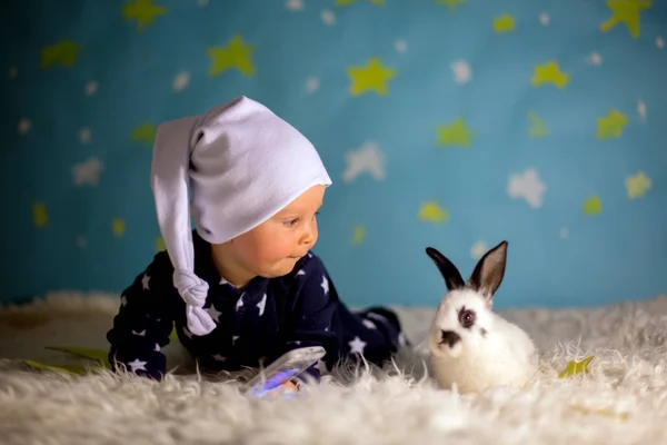 小さな子供、男の子はかわいい白ウサギとの青い月 — ストック写真
