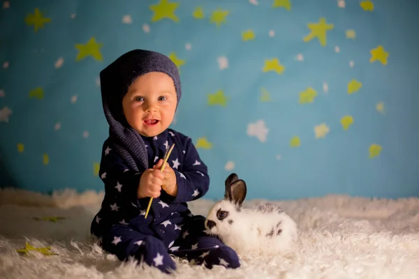 Kis gyermek, baba fiú aranyos fehér nyuszi és a kék hold — Stock Fotó