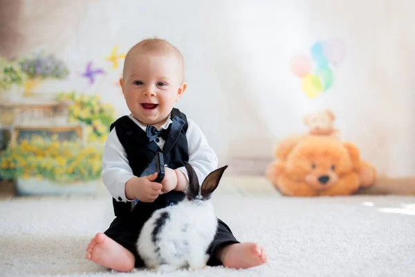 Schattige kleine peuter jongen, gekleed smart casual, spelen met litt — Stockfoto