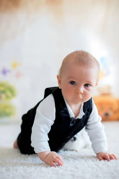 Bonito pouco criança menino, vestido inteligente casual, brincando com litt — Fotografia de Stock