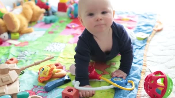 Niedliche Kleine Baby Junge Hause Auf Dem Boden Schlafzimmer Spielen — Stockvideo