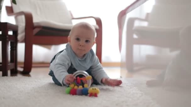 Söt Liten Toddler Baby Pojke Spelar Hemma Golvet Sovrummet Ler — Stockvideo