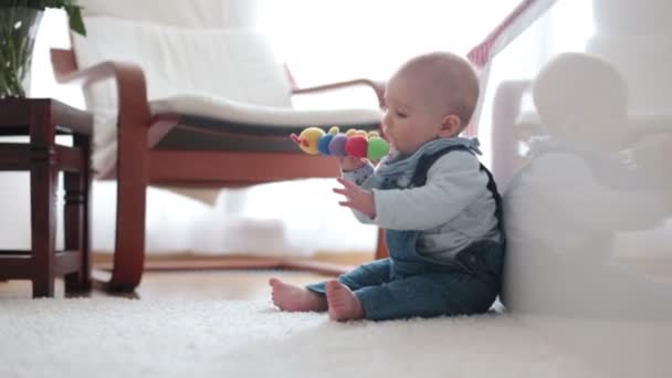 Lindo Niño Pequeño Bebé Jugando Casa Suelo Dormitorio Sonriendo Felizmente — Vídeo de stock