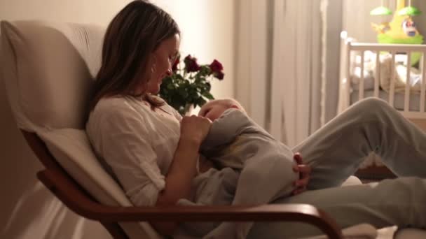 Jeune Belle Mère Allaitant Son Nouveau Soir Lumière Tamisée Maman — Video