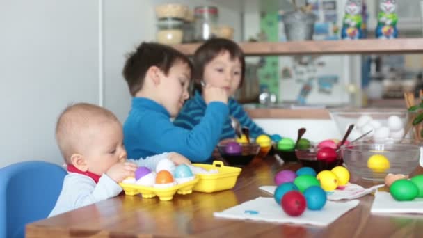 Tre Bambini Fratelli Colorare Dipingere Uova Pasqua Casa Cucina Vacanze — Video Stock