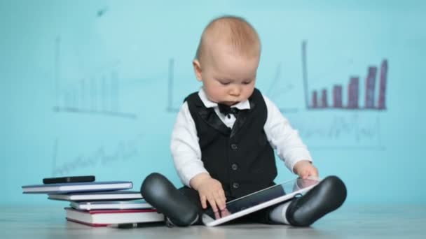 Lindo Niño Vestido Traje Arco Hablando Por Teléfono Jugando Tableta — Vídeos de Stock