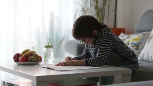 Enfant Âge Préscolaire Avec Lunettes Devoir Écriture Maison Dans Salon — Video