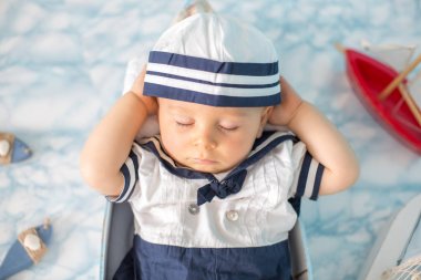 Ahşap tekne ile balıkçı, starf, uyuyan sevimli bebek bebek çocuk