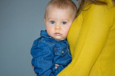 Üzgün küçük çocuk annesi evde sarılma, тоддлер çocuk,