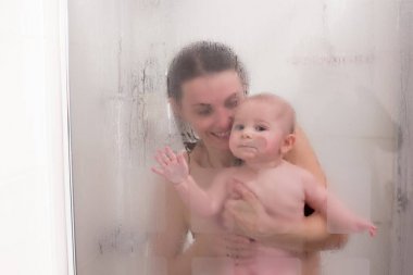 Anne ve bebek çocuk duş, su damlaları