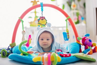Şirin bebek çocuk oyuncakları evde asılı ile oynarken renkli jimnastiği