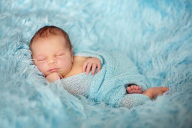 Şal içinde mutlu gülümseyen yeni doğan bebek mutlu cozy kürk uyku
