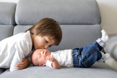 Hassasiyet ile sarılma tatlı okul öncesi çocuk ve bakımı onun biraz