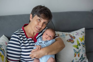 Güzel bebek çocuk Anneannelerin kollarında
