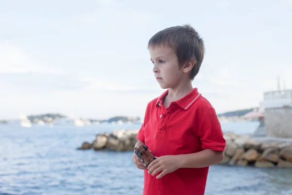 Close portrait of a child on the beach, evening time — Stock Photo, Image