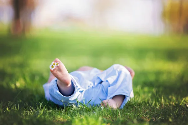 Menino bonito da criança, brincando no jardim de flor de cereja. Criança w — Fotografia de Stock