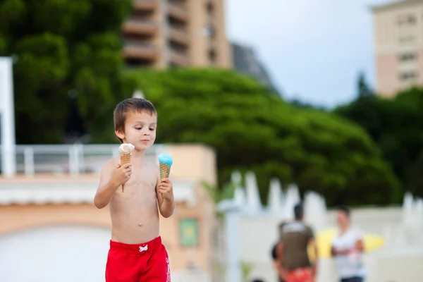 Dulce niñito, muchacho, comiendo helado en la playa — Foto de Stock