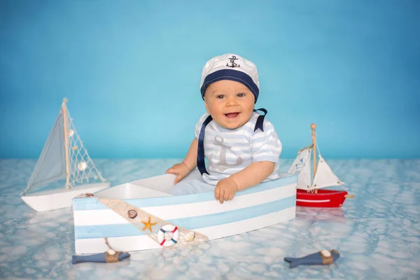 Ładny maluch chłopca w drewnianej łodzi, gry z ryby, starf — Zdjęcie stockowe
