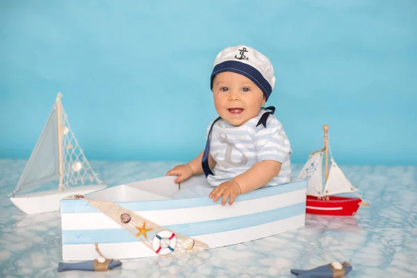 Starf 魚と遊ぶ木製のボートでかわいい幼児男の子 — ストック写真