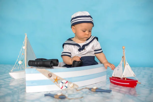 Starf 魚と遊ぶ木製のボートでかわいい幼児男の子 — ストック写真