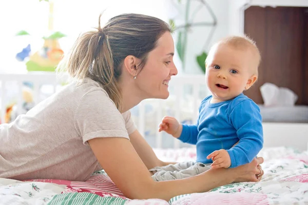 Anya és a kisgyermek gyermek ágy, játszik együtt, boldogság fam — Stock Fotó