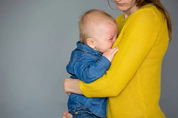 Грустный маленький ребенок, тодре дэ дэ дэ дэ дю, обнимает мать дома — стоковое фото
