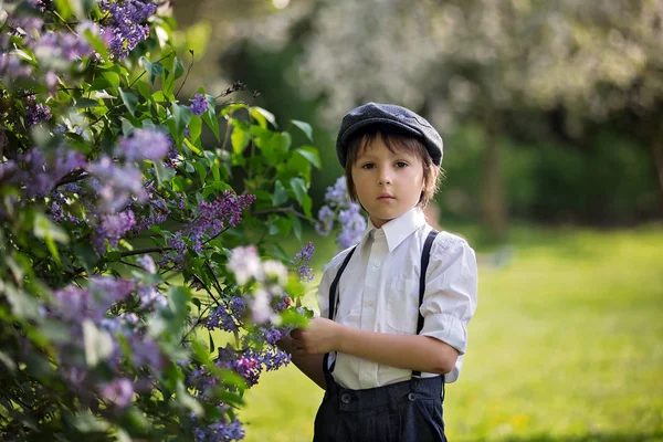 Óvodai kisfiú, aranyos gyerek öltözött vintage stílusú ruhát — Stock Fotó