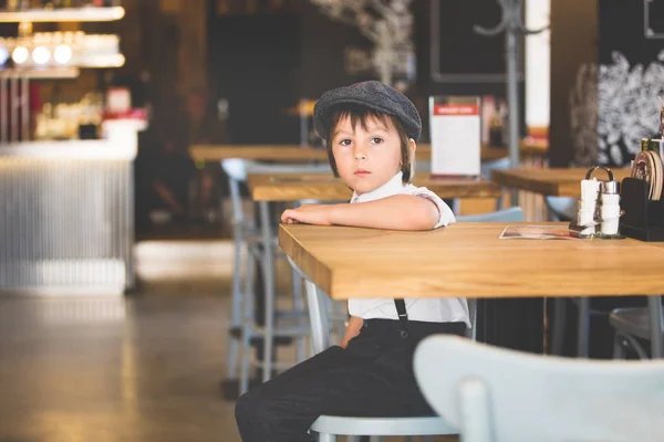 Menino pré-escolar pequeno, criança bonito, vestido em pano estilo vintage — Fotografia de Stock