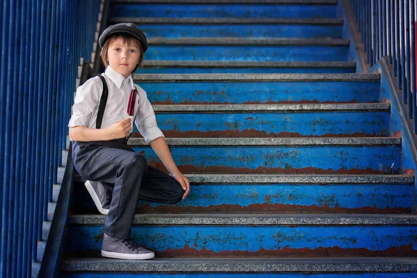 Niño pequeño preescolar, lindo niño, vestido con tela de estilo vintage —  Fotos de Stock