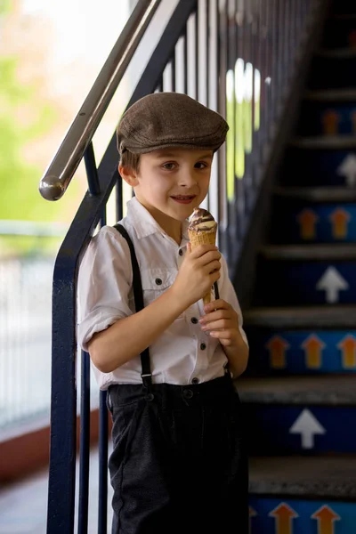 Niño pequeño preescolar, lindo niño, vestido con tela de estilo vintage — Foto de Stock