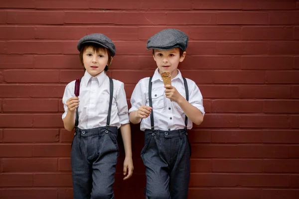Niños pequeños preescolares, niños lindos, vestidos en estilo vintage c — Foto de Stock