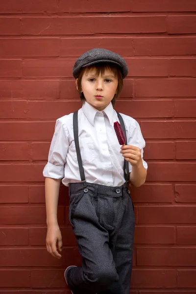 Kleiner Vorschuljunge, niedliches Kind, in Vintage-Stoff gekleidet — Stockfoto