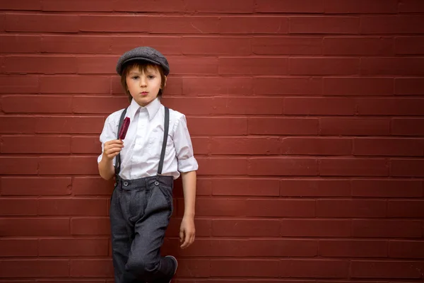 Маленький хлопчик дошкільного віку, мила дитина, одягнена в вінтажну тканину — стокове фото