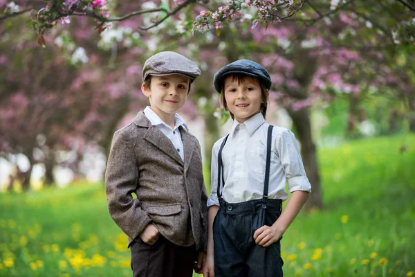 Malé předškolní chlapce, roztomilé děti, bratři, oblečený v vinta — Stock fotografie