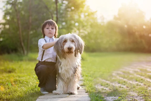 Piccolo bambino in età prescolare, carino, vestito in tessuto stile vintage — Foto Stock