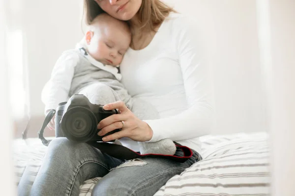 Joven madre, sosteniendo tiernamente a su niño dormido —  Fotos de Stock