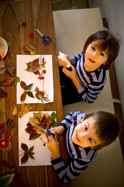 Tatlı çocuk, çocuklar, yaprakları sanat tutkal kullanarak uygulama — Stok fotoğraf