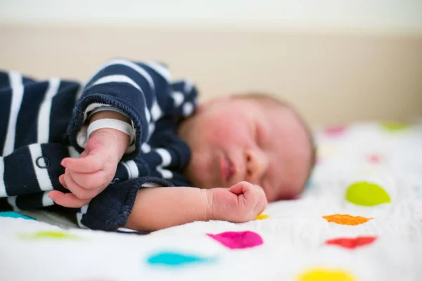 Újszülött baba kiságy prenatális kórházban megállapításáról — Stock Fotó