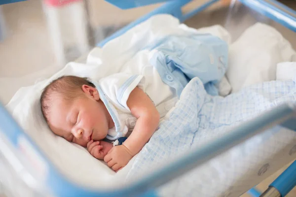 Newborn baby laying in crib in prenatal hospital — Stock Photo, Image