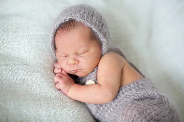 Menino recém-nascido, dormindo feliz — Fotografia de Stock