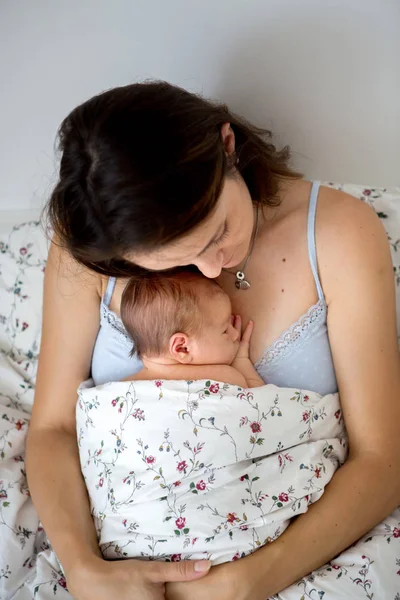 Fiatal anya feküdt az ágyban, neki újszülött fiú — Stock Fotó