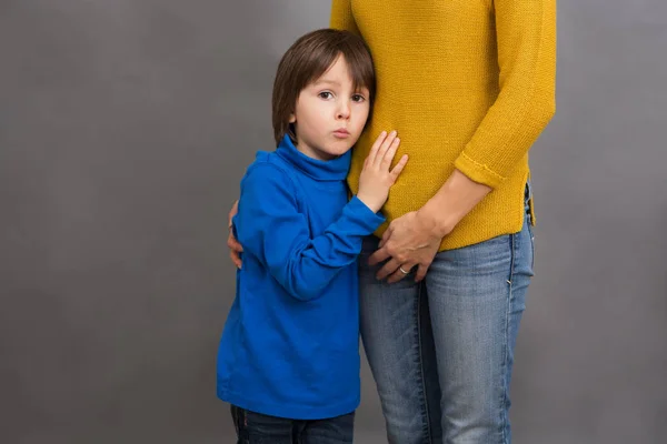 Beetje verdrietig kind, jongen, zijn moeder thuis, knuffelen geïsoleerd imag — Stockfoto