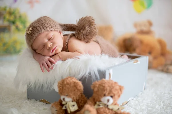 Bonito bebê recém-nascido dorme com um brinquedo — Fotografia de Stock