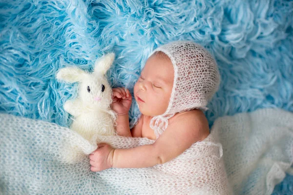 Маленький милий новонароджений хлопчик, сплячий, загорнутий у білу обгортку — стокове фото