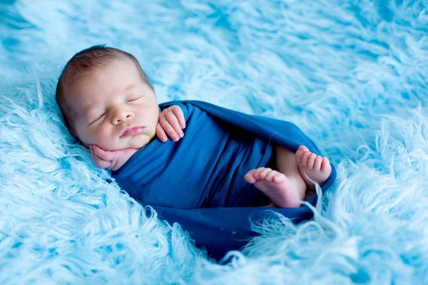 Lindo bebé, durmiendo pacíficamente envuelto en una envoltura azul — Foto de Stock